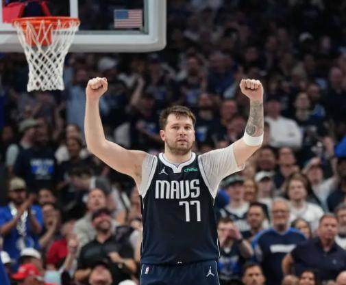 无插件直播-会防守的东契奇更可怕！攻防一体扎心快艇卡椒